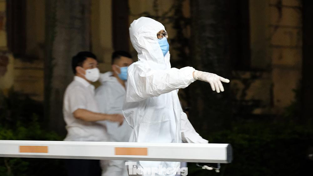 Bộ GTVT cũng yêu cầu cán bộ, công chức, người lao động tại trụ sở bộ tạm thời ở lại cơ quan cho đến khi có kết quả xét nghiệm chính thức của nhân viên nghi mắc COVID-19.