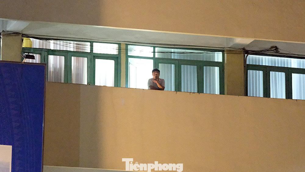 Một cán bộ đứng quan sát lực lượng y tế làm việc từ trên ban công tầng 4 của trụ sở Bộ Giao thông Vận tải.