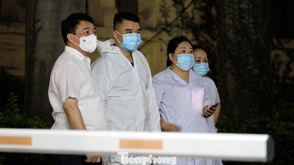 Có khoảng 20 cán bộ y tế của quận Hoàn Kiếm đang túc trực tại đây.
