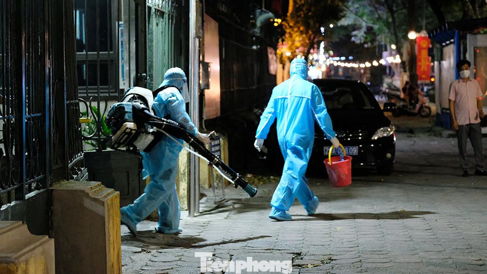 Chiều nay (18/5), tin từ Bộ Giao thông Vận tải xác nhận, có một nhân sự làm việc tại cơ quan bộ xét nghiệm nhanh dương tính với SAR-CoV-2. Bộ này đã yêu cầu toàn bộ nhân sự làm việc tại trụ sở ở lại cơ quan để đợi kết quả xét nghiệm chính thức.