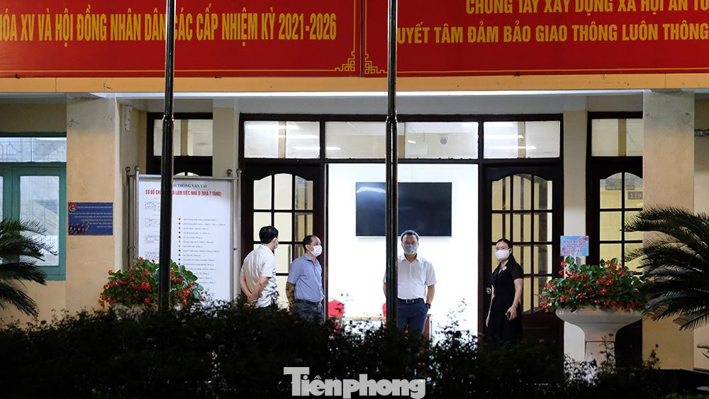 Theo thông cáo của Bộ Giao thông vận tải (GTVT), sáng 18/5, một công chức của Văn phòng Bộ này có biểu hiện rát họng nên thông báo tới lãnh đạo bộ, sau đó, cơ quan yêu cầu nhân viên này nghỉ làm để đến cơ sở y tế khám và xét nghiệm.