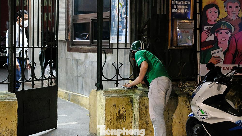 Do hầu hết cán bộ của Bộ Giao thông không được rời trụ sở nên phải gọi đồ ăn từ ngoài vào. Đội ngũ chuyển hàng không được phép tiếp cận bên trong trụ sở.