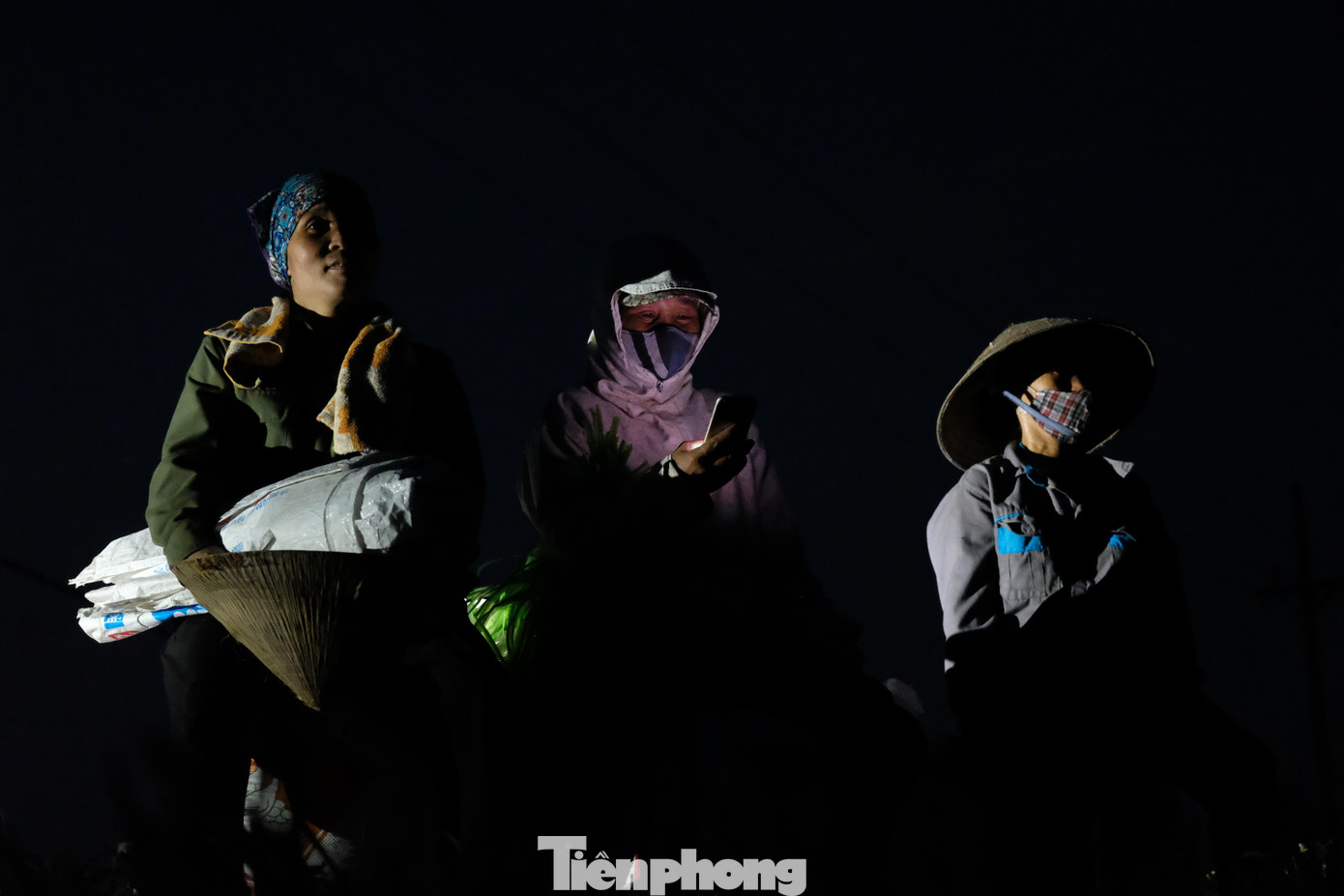 Dọc các tuyến QL6, QL32, các tuyến tỉnh lộ chạy qua các huyện Quốc Oai, Thạch Thất, Phúc Thọ, Đan Phượng, Ba Vì…, những địa bàn thường thu hoạch lúa sớm, người dân đã tranh thủ bằng mọi cách tránh nắng nóng để tiến hành thu hoạch lúa.