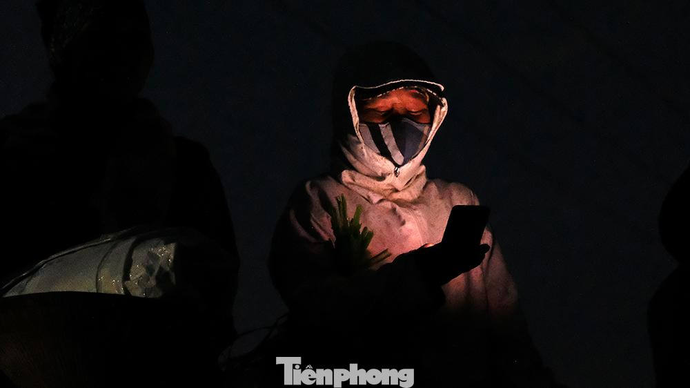 Những ngày trời nắng như đổ lửa thế này, từ khoảng 17 giờ trở đi, các gia đình huy động hết nhân lực, tranh thủ ra đồng thu hoạch lúa. Nếu không tranh thủ ngày trời khô nắng để thu hoạch, đến lúc mưa xuống sẽ hỏng hết, vì thế những ngày này cảnh gặt lúa ở Sài Sơn, Quốc Oai thường kéo dài đến tận đêm khuya và nhiều khi lại từ đêm khuya đến sáng sớm.