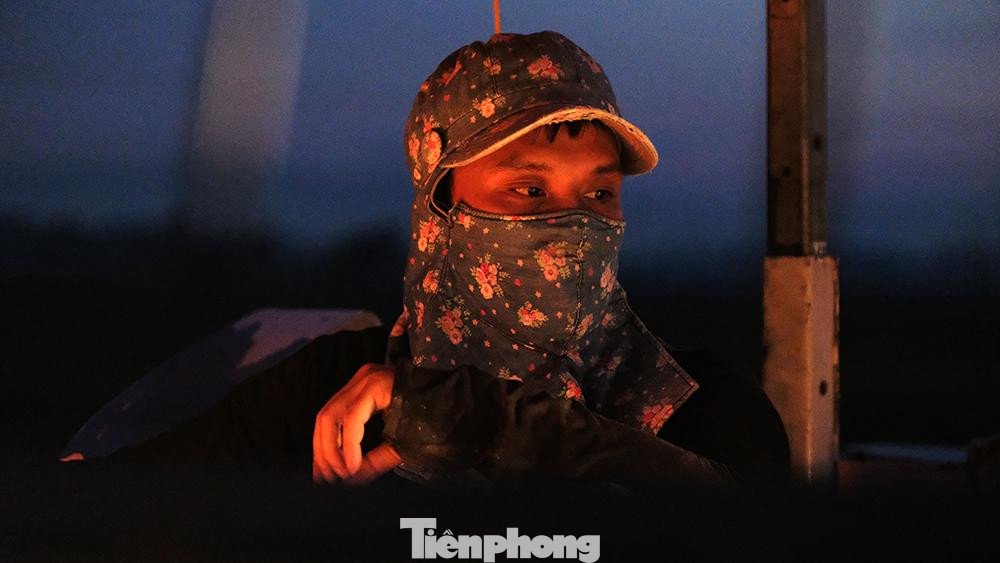 Nếu bình thường 6 - 7 giờ sáng người dân mới xuống đồng thì bây giờ để tránh nắng, bà con thường dậy từ nửa đêm, ra đồng tranh thủ gặt nhanh, khoảng 8 - 9 giờ, nắng lên là bà con về nghỉ. Còn buổi chiều, đợi nắng yếu, mặt đất đã dịu bớt cái nóng, mọi người mới xuống đồng.