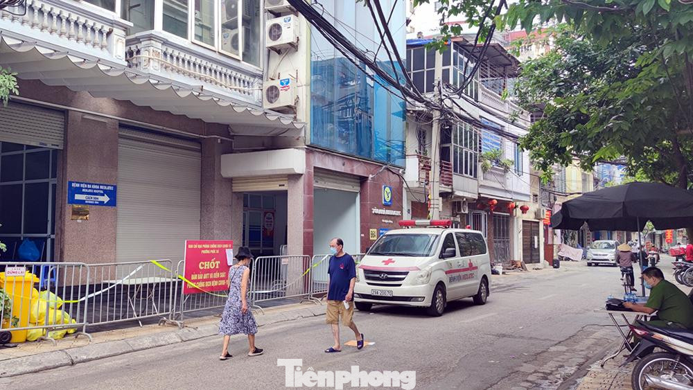 Trước đó ngày (8/5), Chủ tịch UBND quận Ba Đình (Hà Nội) ký quyết định thiết lập vùng cách ly y tế 28 ngày (từ ngày 7/5 đến hết ngày 3/6) đối với Bệnh viện Medlatec (phố Nghĩa Dũng, phường Phúc Xá) do liên quan đến một ca mắc COVID-19.