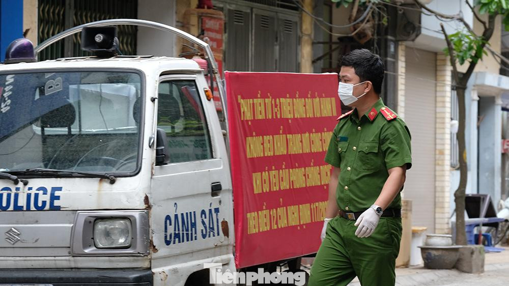 Quanh khu vực bệnh viện luôn có lực lượng an ninh túc trực đảm bảo việc cách ly thực hiện nghiêm túc.