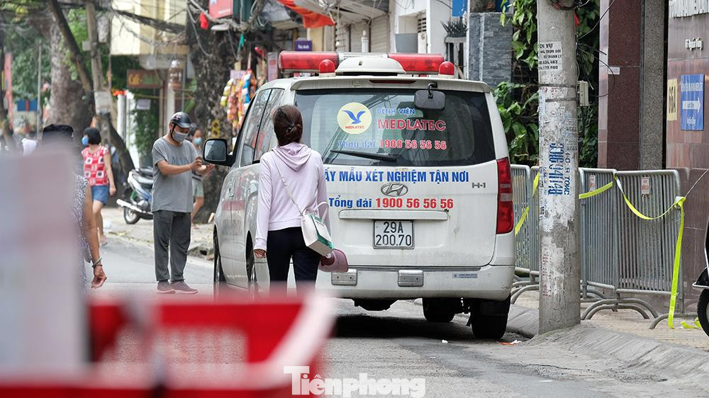 Hiện lực lượng chức năng cho toàn bộ hai cở sở của bệnh viện phong toả "nội bất xuất, ngoại bất nhập".