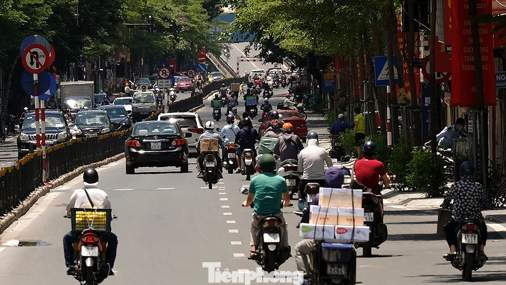 Tại các nút giao thông, người tham gia giao thông đều đeo khẩu trang nhưng khi đứng dừng, chờ đèn tín hiệu giao thông đều không bảo đảm khoảng cách an toàn 2m.