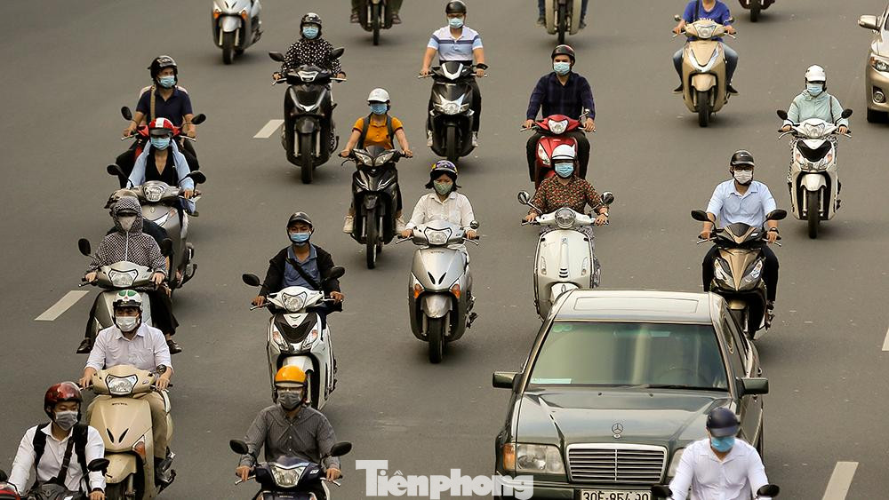 Hà Nội đang giãn cách xã hội theo Chỉ thị 16, dự kiến đến 6h ngày 23/8. Chính quyền yêu cầu mọi người dân ở tại nhà, chỉ ra ngoài trong trường hợp thật sự cần thiết.