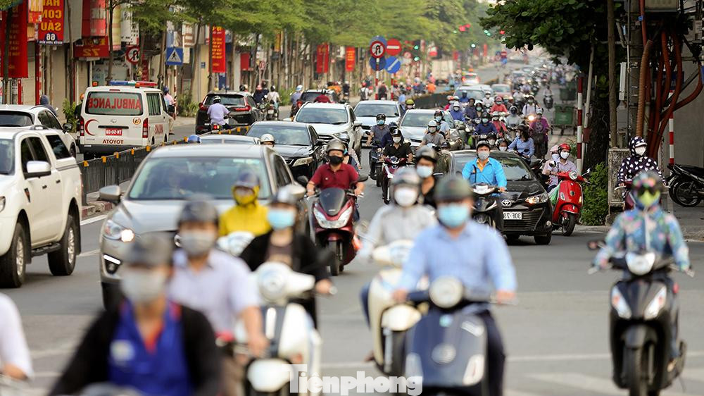 Mật độ giao thông đông vào giữa trưa trên trục đường Nguyễn Lương Bằng - Tây Sơn.