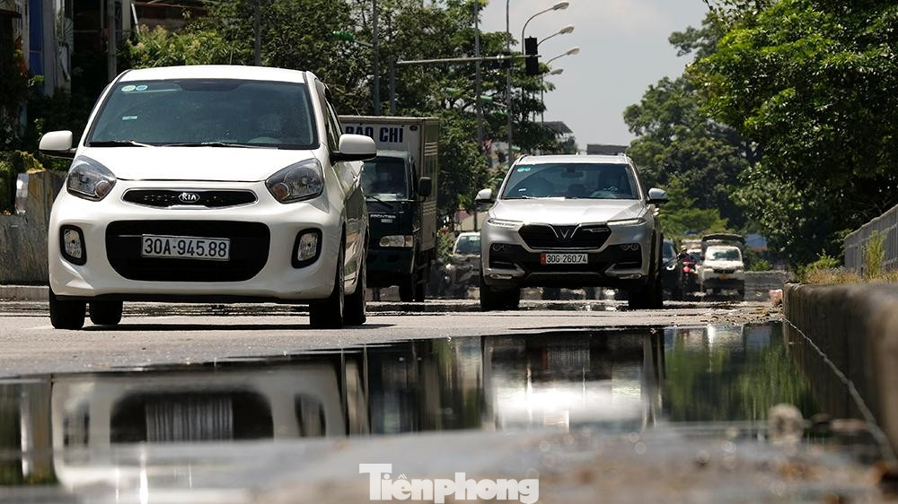 Ghi nhận trong các tuần qua, lượng người ra đường ở Hà Nội đã giảm hẳn với trước đây, song nhiều tuyến phố vẫn khá đông phương tiện qua lại, thậm chí có một số tuyến đường đông bất thường.