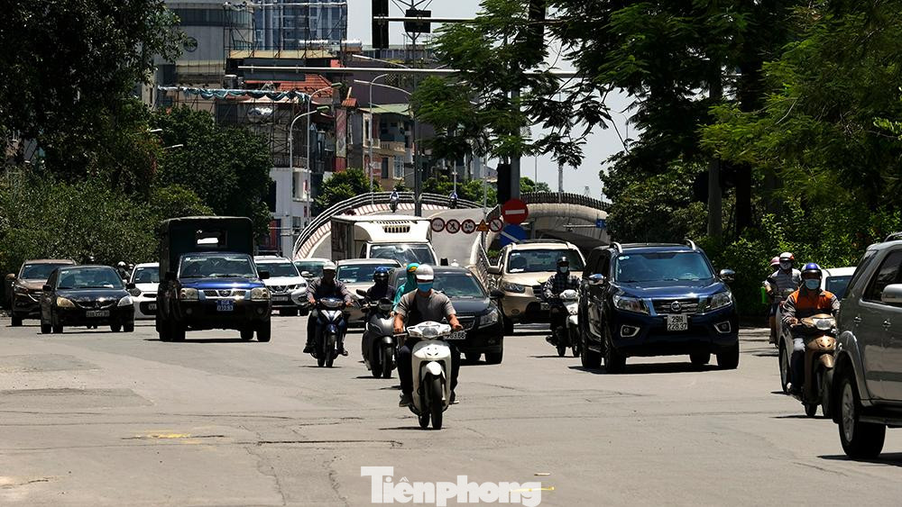 Công an Hà Nội đã bố trí 6 tổ công tác làm nhiệm vụ trên các tuyến đường xuyên tâm với quyết tâm cao kiểm soát chặt lượng người tham gia lưu thông trên đường không đúng đối tượng để xử lý nghiêm.