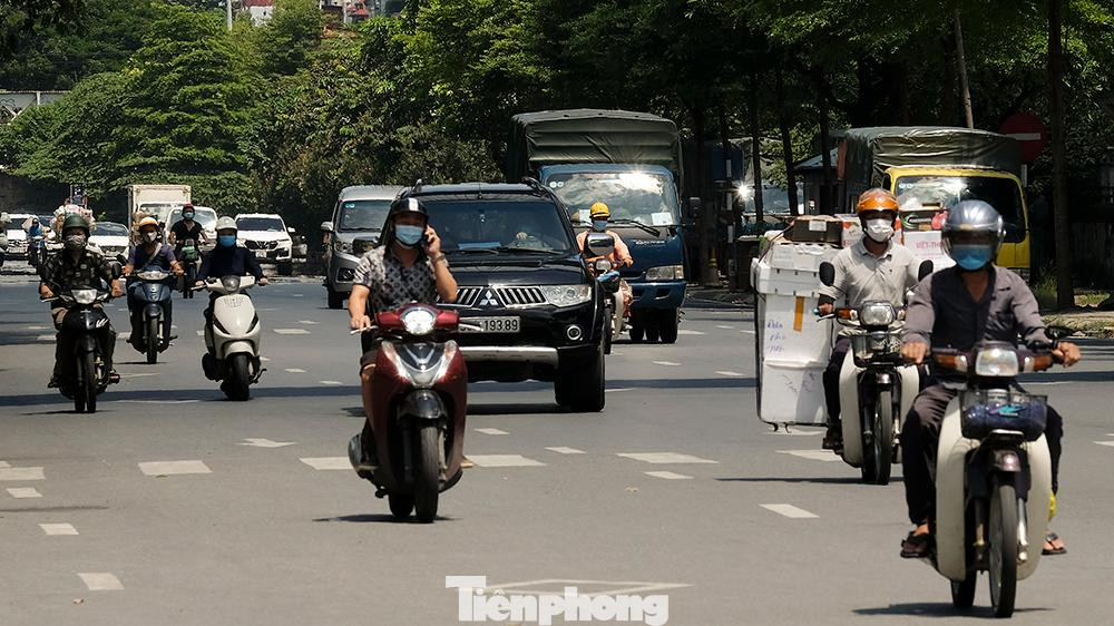 Lưu lượng người và phương tiện tham gia giao thông trên đường đông không kém những ngày chưa có "lệnh" giãn cách xã hội.