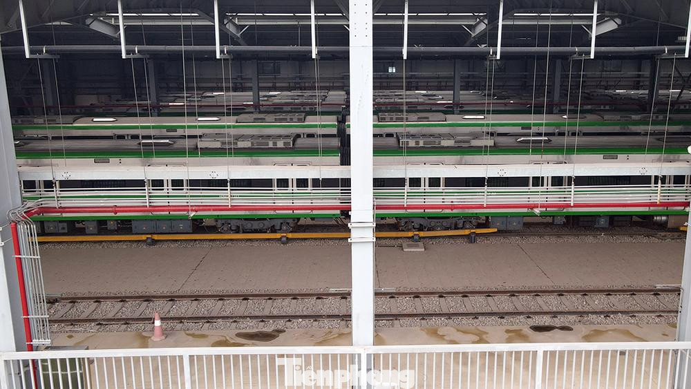 Toàn bộ các đoàn tàu của tuyến đường sắt Cát Linh - Hà Đông trong nhà chờ.