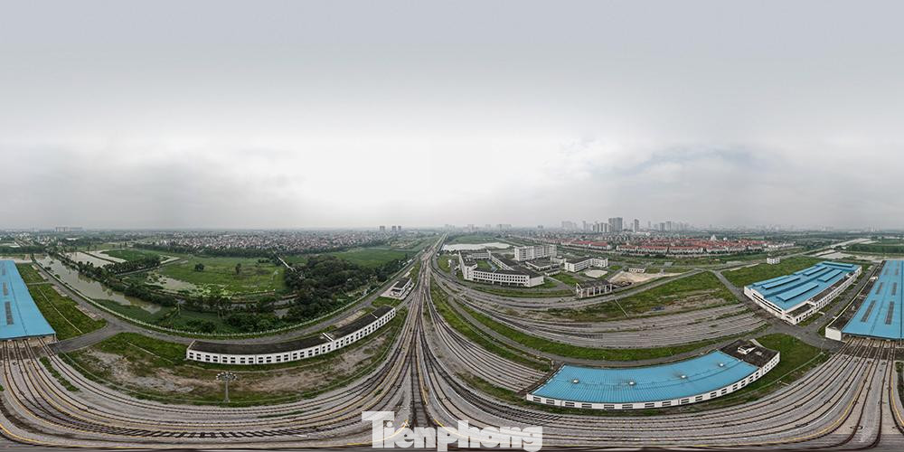 Ảnh 360 tại khu vực Depot của dự án đường sắt Hà Đông - Cát Linh. Trong cuộc họp với Thường trực Chính phủ về tình hình triển khai dự án đường sắt đô thị Hà Nội cuối năm 2020, với tuyến Cát Linh - Hà Đông, Bộ trưởng Bộ GTVT Nguyễn Văn Thể cam kết đưa vào dự án khai thác thương mại trước Đại hội Đảng toàn quốc lần thứ XIII (tháng 1/2021). Tiếp đến, Văn phòng Chính phủ có công văn cho phép dự án được gia hạn thời gian thực hiện đến ngày 31/3/2021. Tại hội nghị trực tuyến đảm bảo an toàn giao thông toàn quốc được Chính phủ tổ chức đầu tháng 4, tiến độ mới nhất được Bộ trưởng Bộ GTVT Nguyễn Văn Thể đưa ra là dự án sẽ được bàn giao cho thành phố Hà Nội trong tháng 4, đến cuối tháng 4 sẽ vận hành thương mại. Toàn bộ các đoàn tàu của tuyến đường sắt Cát Linh - Hà Đông trong nhà chờ. Chỉ còn vài ngày nữa, tháng 4 sẽ khép lại. Liệu đường sắt Cát Linh-Hà Đông có lại lỗi hẹn? Nhà ga trước bến xe Yên Nghĩa. Nơi đường sắt tiếp nối dẫn tàu từ nhà chờ khu vực Depot nhập vào hệ thống đường vận hành. Toàn bộ khu vực nhà ga kỹ thuật.