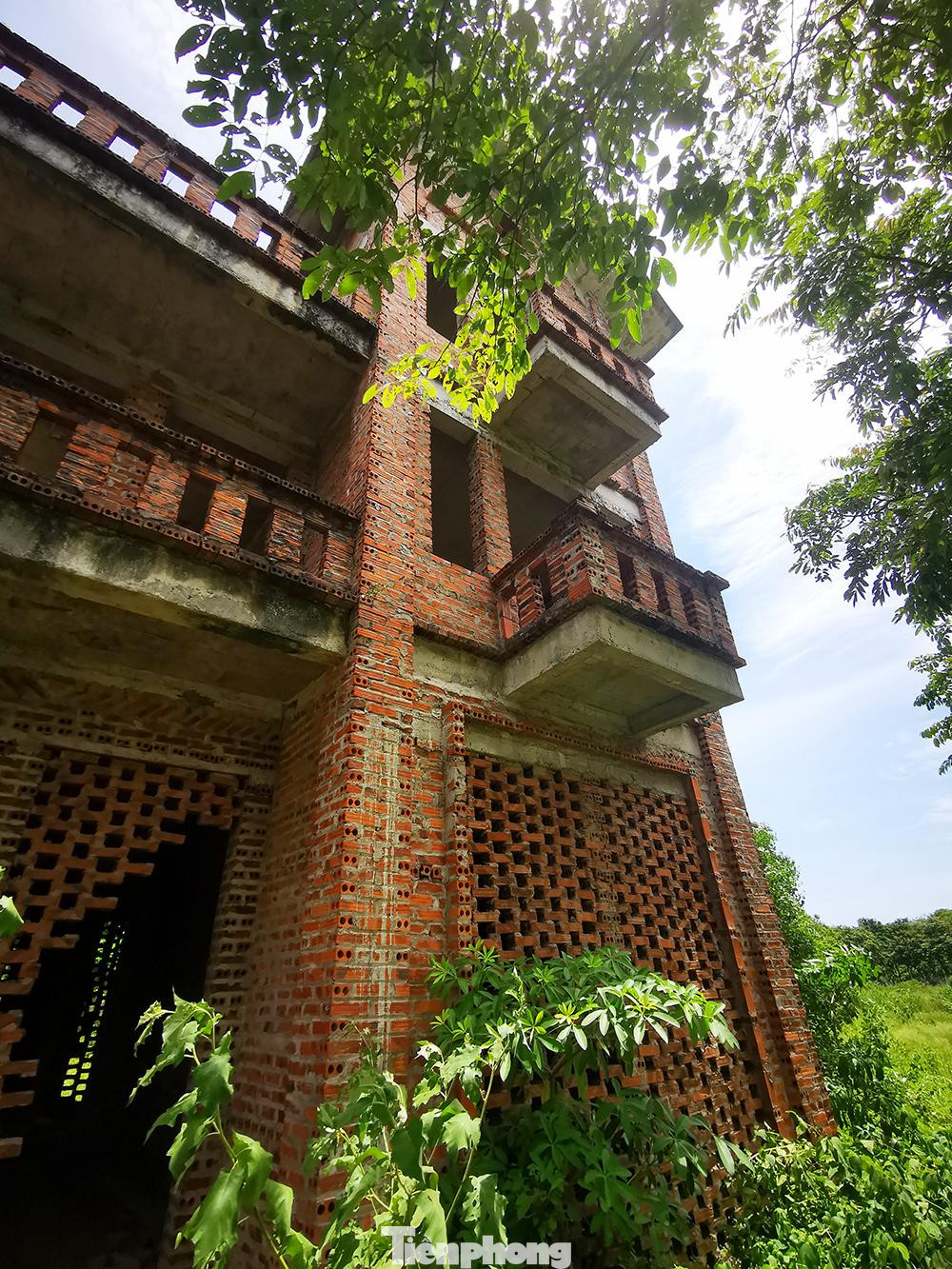 Theo quy hoạch thì dự án khu đô thị Hà Phong có diện tích 41ha; trong đó có trên 20ha được dùng xây 444 căn biệt thự và 279 căn liền kề, 3ha được xây dựng chung cư cao tầng văn phòng. Diện tích đất còn lại dự tính là 18,5ha được dùng để làm công viên và hạ tầng giao thông.