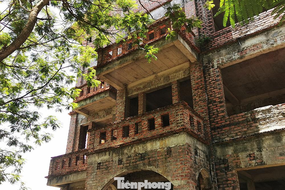 Được khởi công năm 2004, đến nay khu đô thị Hà Phong (huyện Mê Linh, TP Hà Nội) vẫn chưa hoàn thành, hàng loạt căn biệt thự bỏ hoang, cỏ dại mọc um tùm.