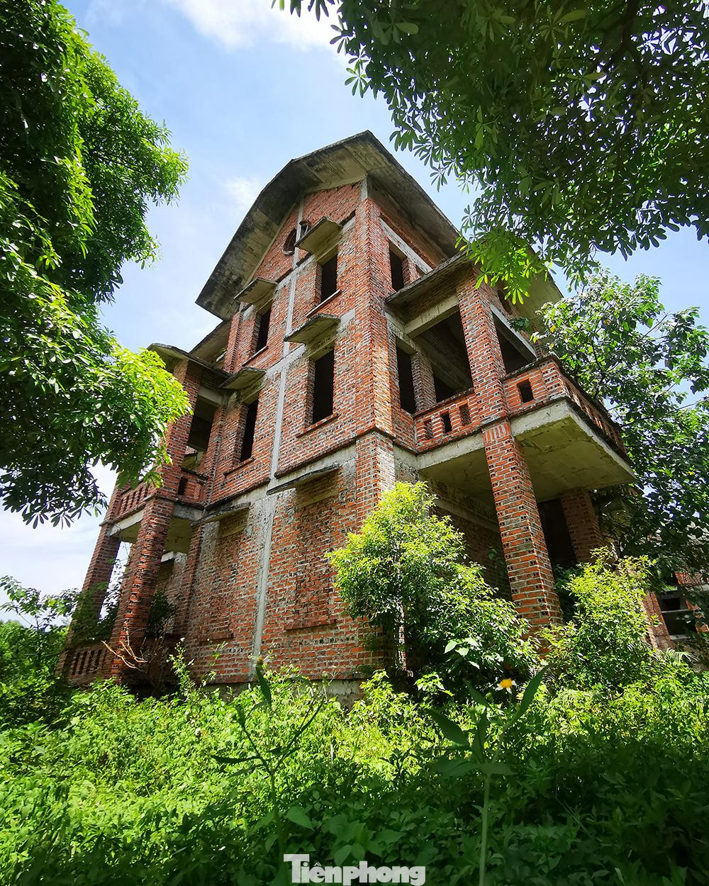 Ở Hà Nội, không khó để tìm những nhà liền kề, biệt thự trị giá vài tỷ đến cả chục tỷ đồng nằm chỏng chơ, xuống cấp cùng thời gian.