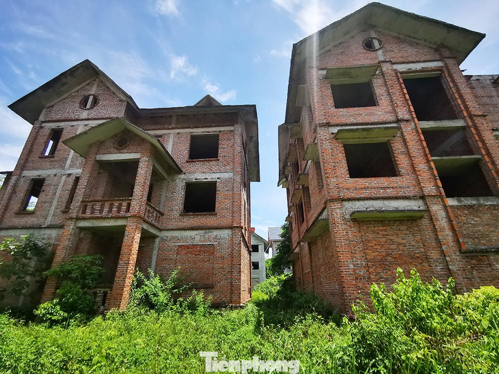 Trong khi tài nguyên đất đang bị lãng phí nghiêm trọng, nhiều vấn đề phức tạp về an ninh trật tự bùng phát, hiện vẫn chưa có giải pháp cụ thể để xử lý tình trạng này.