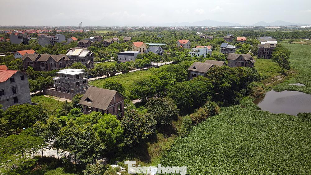 Do có phần buông lỏng quản lý, thậm chí quy hoạch &quot;chạy theo nhà đầu tư&quot; nên nhiều dự án phân lô bán nền đang tiếp tay cho tình trạng đầu cơ, sốt ảo tại nhiều tỉnh, thành phố trong thời gian qua.