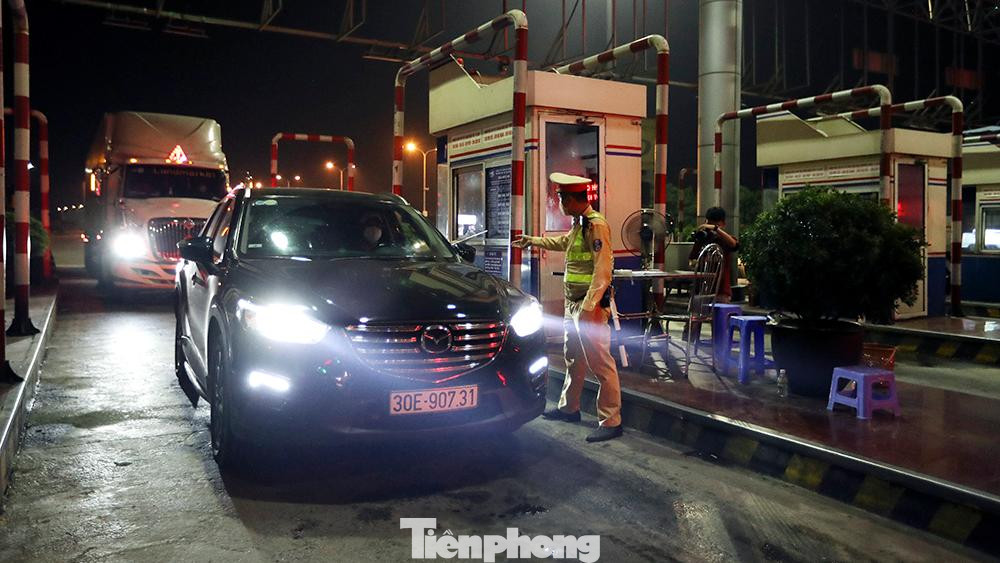 Những ngày thời tiết Hà Nội oi nóng như vừa qua, cán bộ chiến sĩ cùng các lực lượng trực chốt tại điểm chốt Pháp Vân - Cầu Giẽ luôn căng mình ngay đêm kiểm soát lượng phương tiện qua lại trên tuyến đường huyết mạch này.