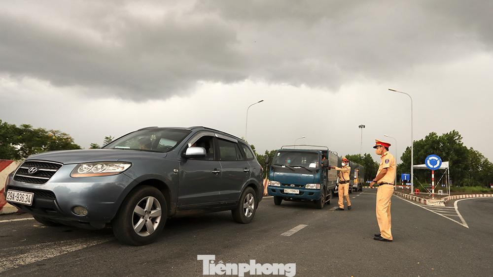 Các chiến sĩ CSGT trực tại chốt điểm cầu Vĩnh Thịnh (Sơn Tây sang Vĩnh Phúc) dưới cơn mưa giông lớn.