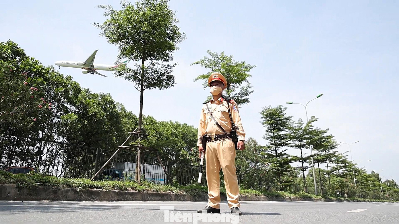 Trong thời điểm giãn cách xã hội cũng là lúc Hà Nội rơi vào những ngày thời tiết thất thường: Khi thì nắng chang chang, lúc thì lại đổ những cơn mưa lớn, gây ra nhiều khó khăn cho lực lượng làm nhiệm vụ tại các chốt kiểm soát dịch bệnh COVID-19 trong đó có cảnh sát giao thông.