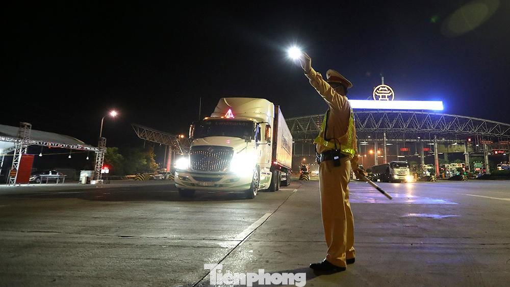 Có những hôm thời điểm 2, 3 giờ sáng. Nhiệt độ vẫn khoảng 36 đến 38 độ C, do tại đây không có cây xanh và hơi nóng từ mặt đường bốc lên khiến ai cũng ướt đẫm mồ hôi.