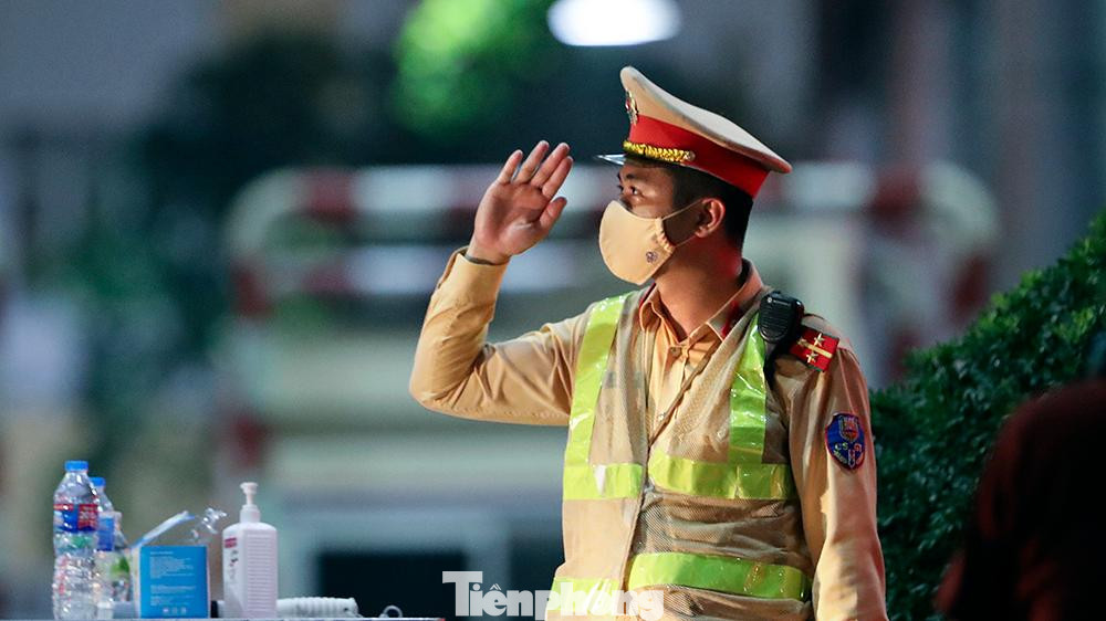 "Khi tôi đi chống dịch con tôi mới 8 tháng, chưa biết nói, chưa biết đi. Đến giờ gọi điện về, cháu biết gọi bố ơi rồi. Mỗi lần như vậy, tôi chỉ muốn khóc..." Trung Úy Phạm Đình Thanh, cán bộ Đội Tuyên truyền, phòng CSGT Hà Nội chia sẻ trong xúc động.