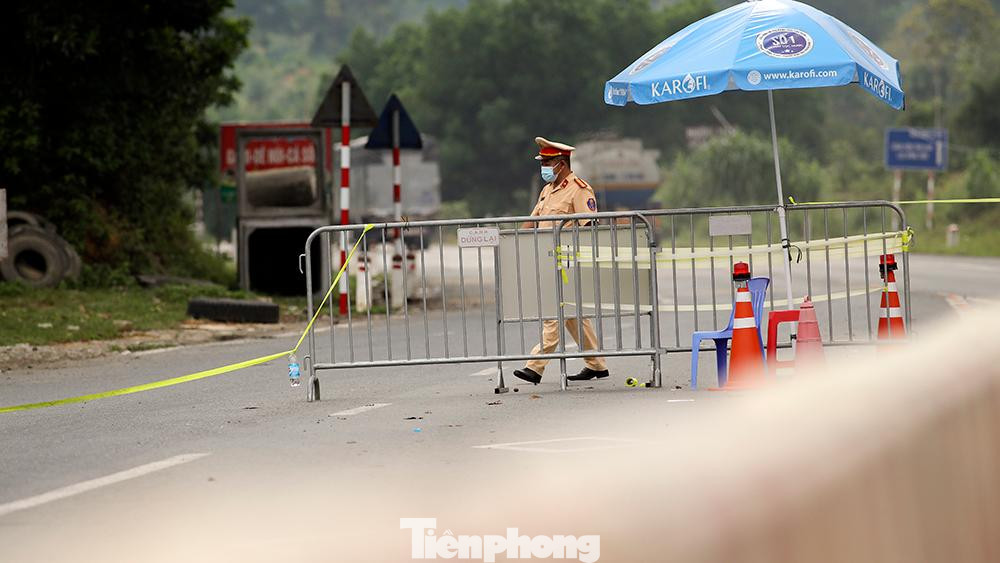 Tại một chốt kiểm soát trên điểm giáp danh giữa Hà Nội và Hòa Bình.