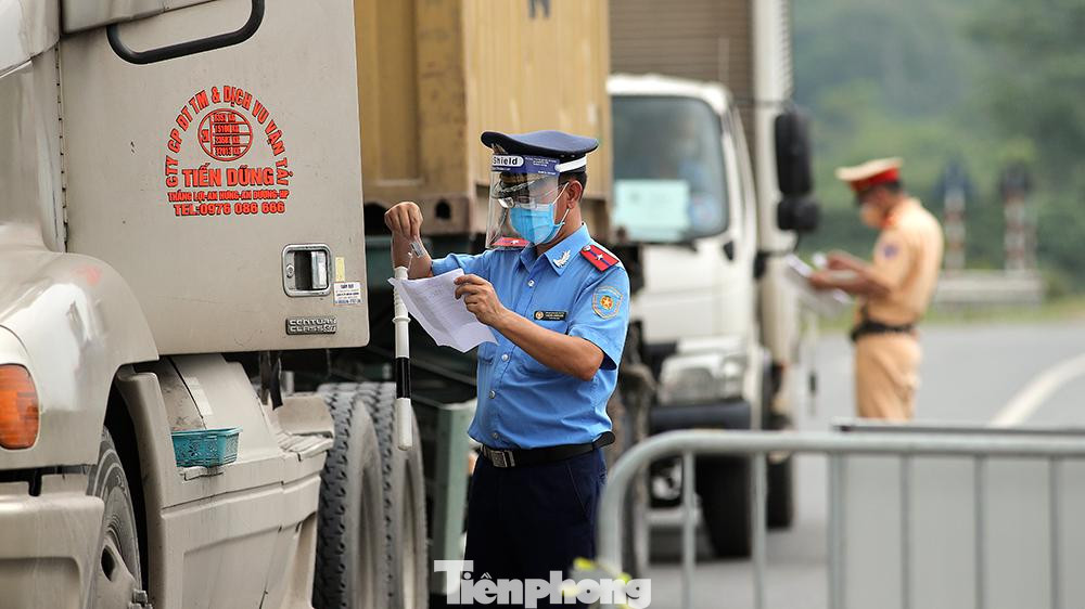 Mặc dù cấp mã QR để tạo "luồng xanh" cho các phương tiện phục vụ công tác phòng chống dịch, nhưng lượng xe cộ qua lại lớn tại các cửa ngõ khiến các lực tượng túc trực ngày đêm để kiểm soát.