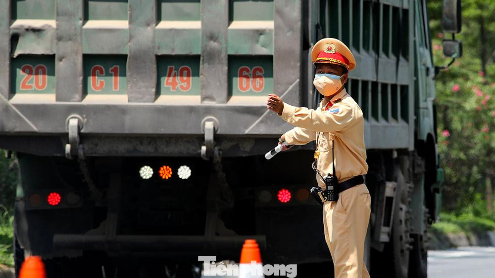 Hay các đồng đội khác lại trực chốt trên QL18 đi Bắc Ninh - Quảng Ninh dưới cái nắng như nung ngày hè.