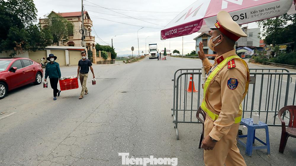 Người dân sống gần chốt kiểm soát tại địa điểm cầu Trung Hà, Ba Vì (cửa ngõ Hà Nội sang tỉnh Phú Thọ) nấu cơm tặng các chiến sĩ trực chốt tại đây.