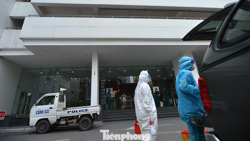 Chiều 12/5, Trung tâm Kiểm soát Bệnh tật (CDC) Hà Nội báo cáo 2 trường hợp dương tính SARS-CoV-2 mới, liên quan Đà Nẵng, là vợ chồng gồm N.T.T.H, nữ, sinh năm 1979 (vợ) và N.V.T, nam, sinh năm 1977 (chồng).