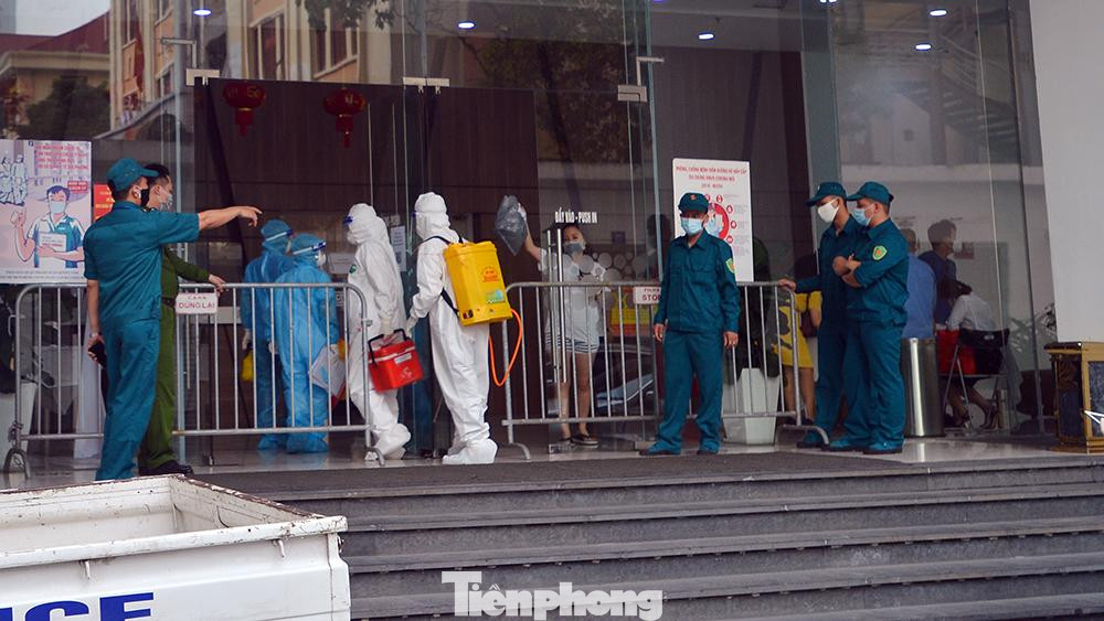 Ngay trong chiều nay, hai tòa chung cư liên quan đến 2 bệnh nhân đã được lực lượng chức năng Thanh Xuân lập barie phong tỏa tạm thời, điều tra truy vết và phun khử khuẩn.