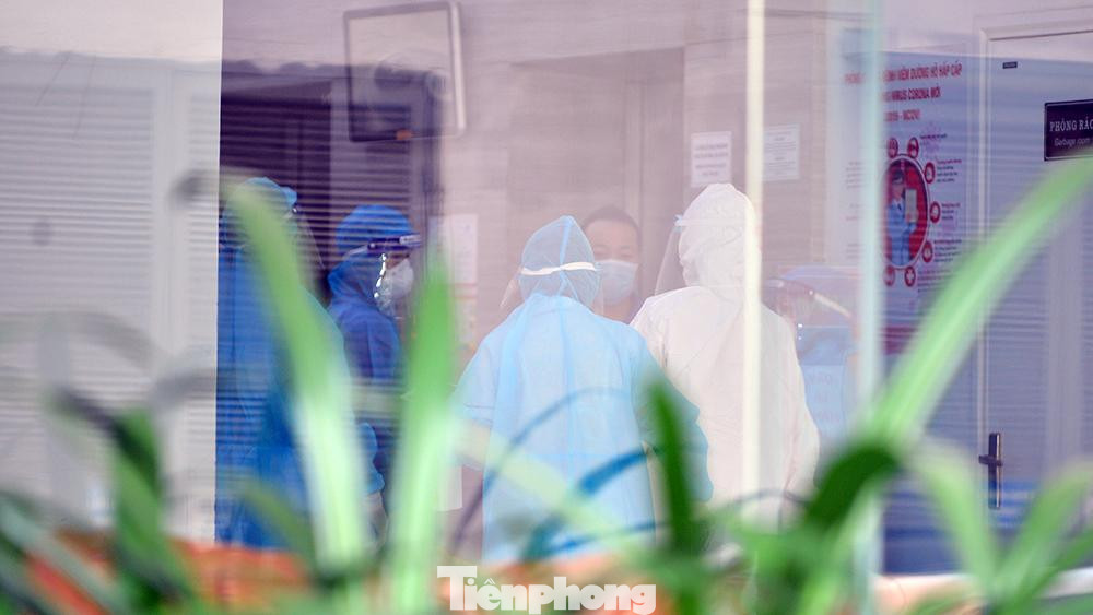 Cuối giờ chiều nay (12/5), ông Trương Quang Việt, Phó Giám đốc phụ trách Trung tâm kiểm soát bệnh tật Hà Nội cho biết, hiện đơn vị đã tiến hành xét nghiệm mẫu bệnh phẩm của cặp vợ chồng này và kết quả xét nghiệm khẳng định (bằng phương pháp Realtime - PCR) cho thấy dương tính SARS-CoV-2. Theo ông Việt, qua điều tra dịch tễ xác định, cặp vợ chồng này có tiền sử đi du lịch tại Đà Nẵng từ 30/4-2/5/2021. Tuy nhiên, theo ông Việt, cặp vợ chồng này đã không khai báo y tế về lịch sử từng di chuyển vào Đà Nẵng. "Ở đây, việc về mà không khai báo y tế là trách nhiệm cá nhân và chắc chắn tới đây sẽ phải quy trách nhiệm cụ thể, không thể vô can được"