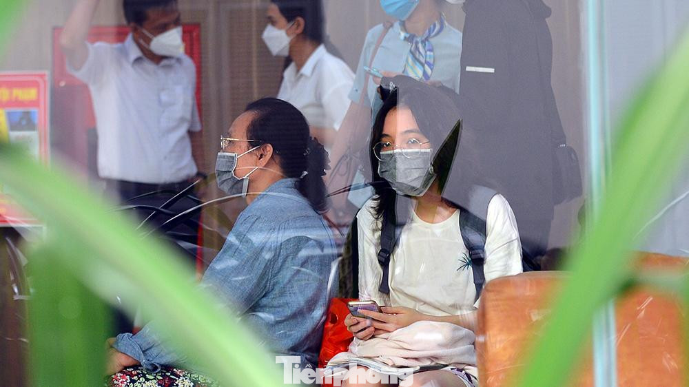 Đáng chú ý, dù có yếu tố liên quan đến dịch bệnh COVID-19, nhưng hai người này không khai báo, đi lại, hoạt động với lịch trình dày đặc. Hai người này đã vào Bệnh viện Việt - Xô khám bệnh nhưng không khai báo lịch sử di chuyển, khiến khoa Cấp cứu của bệnh viện đang phải phong tỏa tạm thời để rà soát.