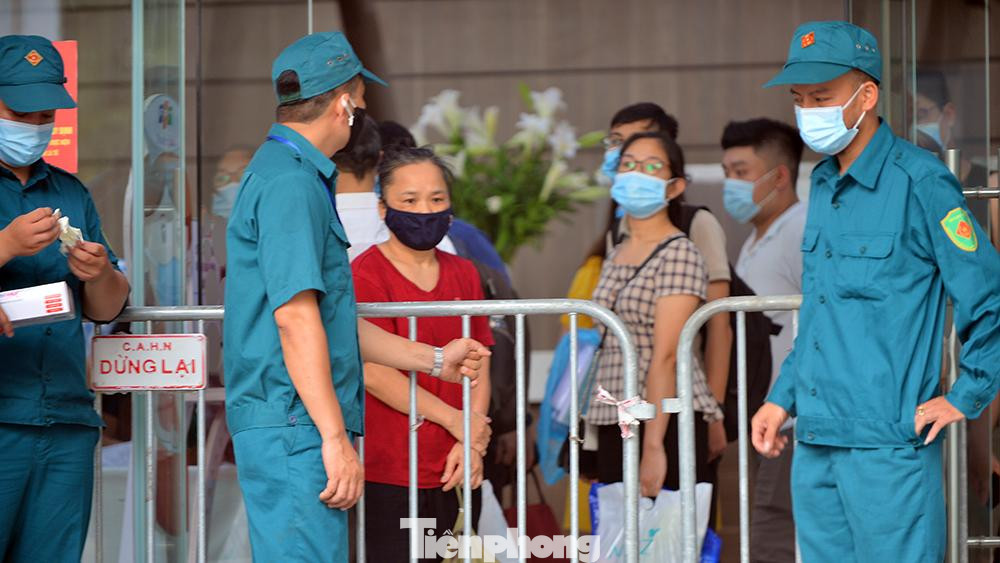 Khu vực phong toả toà nhà Central Point, 27 Lê Văn Lương nơi ở của cặp vợ chồng dương tính với SARS-CoV-2.