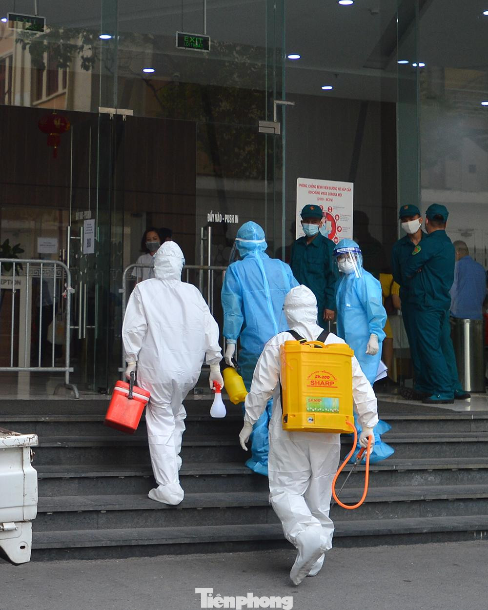 Ngày 8/5, người vợ bắt đầu xuất hiện các triệu chứng (sốt, đau rát họng, ho, giảm vị giác, khứu giác). Ngày 12/5, người chồng tiếp tục xuất hiện triệu chứng (ho, đau rát họng). Sau đó cả 2 vợ chồng bệnh nhân đi khám tại BV Hữu Nghị Việt Xô, được lấy mẫu làm xét nghiệm cho kết quả dương tính (bằng kỹ thuật Gen Expert). Mẫu bệnh phẩm chuyển về CDC Hà Nội xét nghiệm cho kết quả khẳng định dương tính (bằng kỹ thuật RT-PCR).