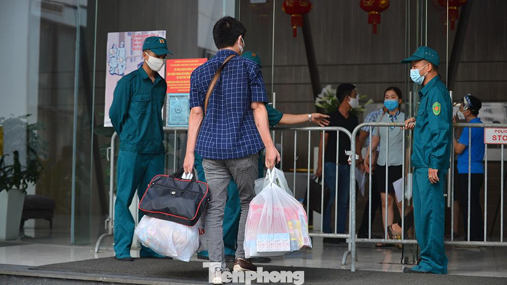 Những người dân bên trong không thể ra ngoài, nhiều người dân đi làm trở về ngạc nhiên chưa biết chuyện gì xảy ra và được hướng dẫn trở về căn hộ của mình.