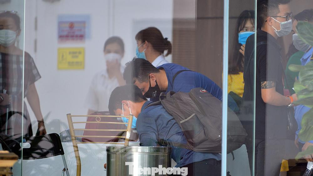 Tất cả mọi người trong toà nhà được yêu cầu khai báo y tế ngay sau khi lực lượng chức năng tiến hành lập hàng rào phong toả tạm thời.