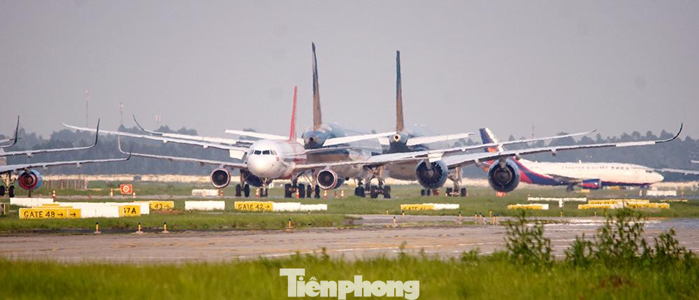 Đại diện Cảng hàng không quốc tế Nội Bài cho biết, đây không phải là lần đầu tiên sân bay Nội Bài phải chứng kiến cảnh tượng máy bay nằm chờ kín đặc sân bay.