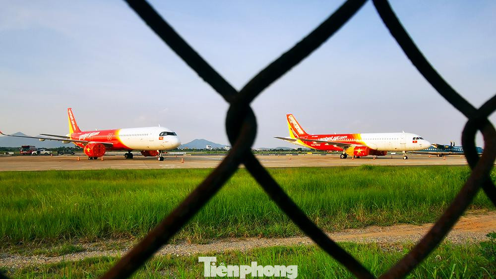 Hai máy bay của hãng VietJet nằm im lìm ở điểm xa nhất của bãi đỗ máy bay tại khu vực nhà ga T2 - Nội Bài. Số máy bay “nằm sân” của Vietjet Air là 63 trong tổng số 74 chiếc; của Bamboo Airways là 19 trong tổng 29 chiếc, được đỗ tại hai sân bay lớn là Nội Bài (Hà Nội) và Tân Sơn Nhất (TP.HCM).