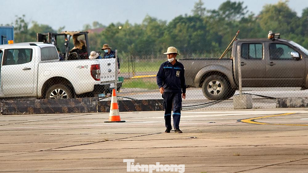 Hiện tại công nhân vẫn đang tiến hành sửa chữa đường băng trong thời gian giãn cách xã hội.