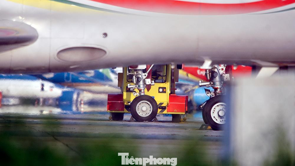 Hiện tại, do dịch bệnh vẫn đang diễn biến phức tạp tại nhiều tỉnh thành, tại sân bay Nội Bài hàng trăm máy bay đậu kín các vị trí sân đỗ.