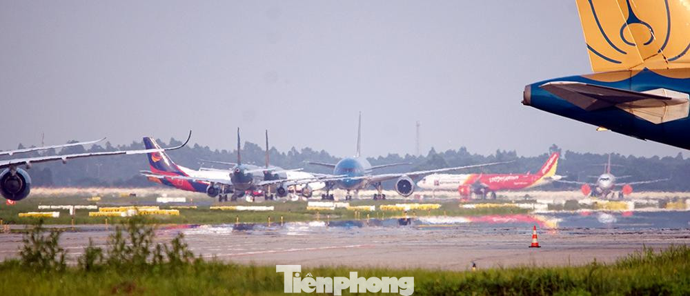 Hồi cao điểm dịch COVID-19 năm 2020 các đường bay hầu như dừng hoàn toàn, hoạt động hàng không “tê liệt” nên máy bay cũng nằm chật cứng khu vực sân đỗ, thậm chí phải trưng dụng cả đường lăn để đáp ứng nhu cầu dừng đỗ của các hãng hàng không.