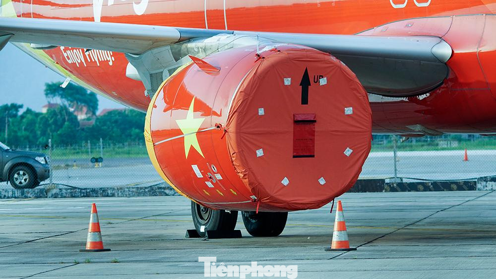 Động cơ máy bay chùm bạt trong điểm đỗ của sân bay Nội Bài, hình ảnh chưa bao giờ xuất hiện trước kia.