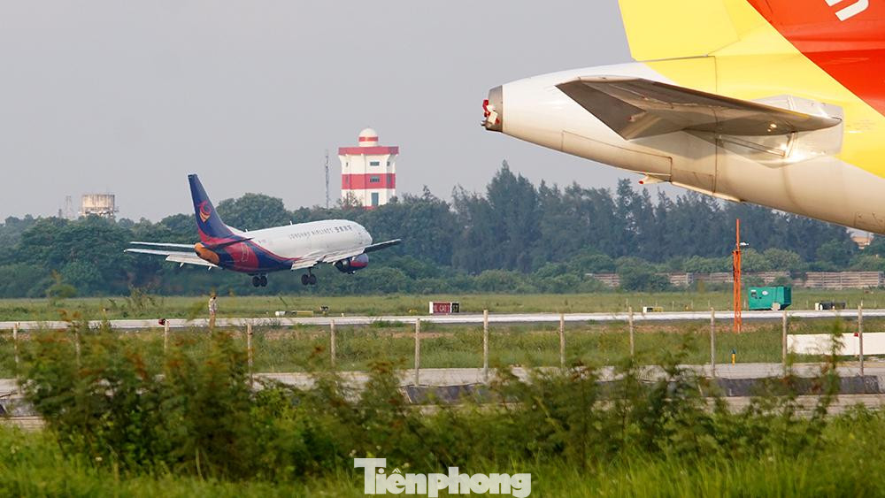 Rất lâu mới xuất hiện ít ỏi chuyến bay cất và hạ cánh xuống sân bay Nội Bài.