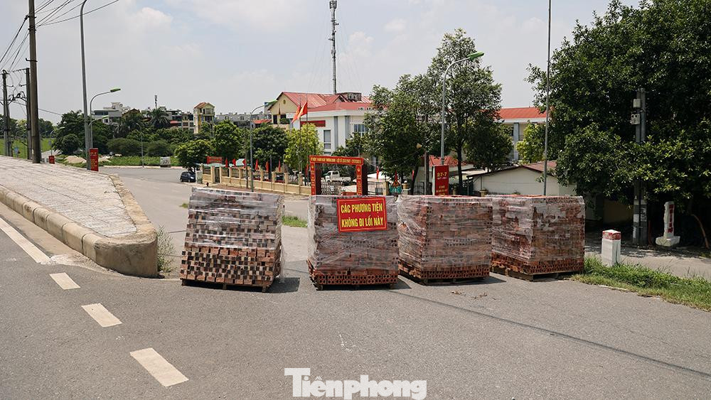 Cũng như trên trục đường đê Long Biên - Xuân Quan, mọi nhánh đường đều được tạo chốt cứng tạm thời trong thười gian chờ được bổ sung rào chắn để phòng dịch COVID-19.